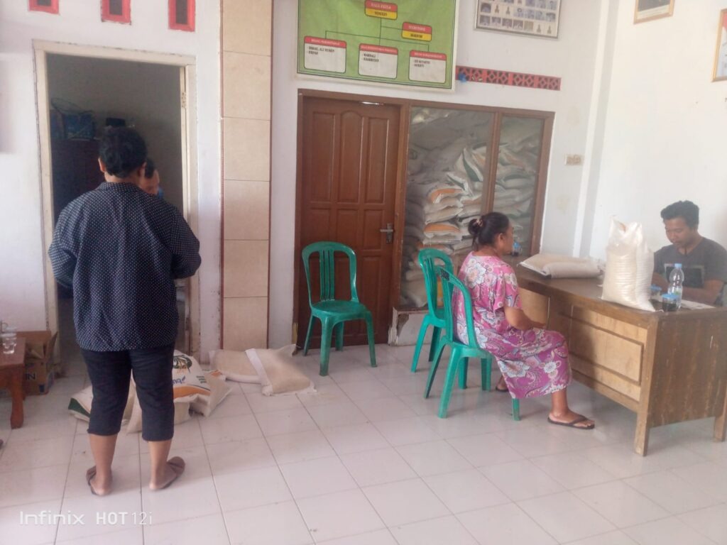 Warga Desa Karanganyar Mengabil Beras Penerima Bantuan Pangan